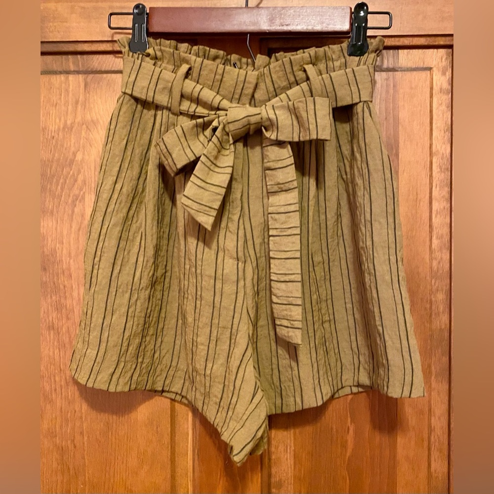 Paperbag waist shorts with detachable belt size 4 (runs small)